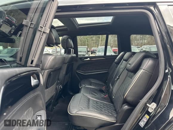 ✅ 2016 Mercedes-Benz GL 550 • VIN: 4JGDF7DE3GA639794 • Lot: 43686764. Wystawiony na IAAI z przebiegiem 121 762 mil. Bezpłatny archiwum sprzedaży aukcyjnych z USA i szczegółowy raport historii pojazdu na DreamBid. Zdjęcie 8.