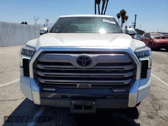 ✅ 2025 Toyota Tundra Limited • VIN: 5TFJA5DB9SX271854 • Lot: 63333625. Wystawiony na Copart z przebiegiem 2 663 mil. Bezpłatny archiwum sprzedaży aukcyjnych z USA i szczegółowy raport historii pojazdu na DreamBid. Zdjęcie 5.