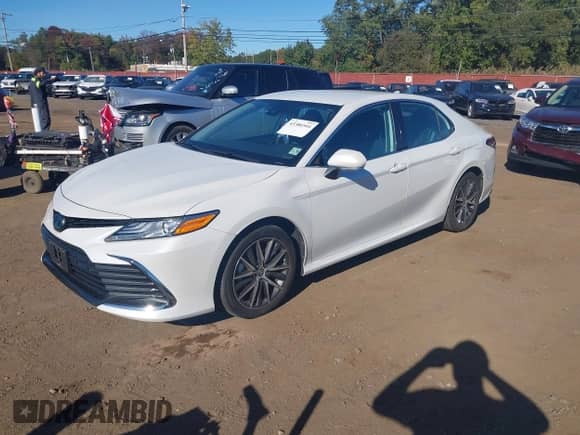 2022 Toyota Camry Hybrid XLE with VIN 4T1F31AK7NU577174, listed as a IAAI auction lot 43380544 with 18,910 mi miles and . Bid and sale history available at DreamBid. Image 2.