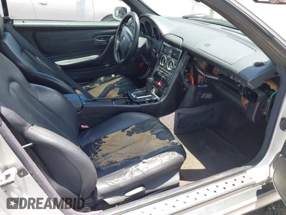 ✅ 1999 Mercedes-Benz SLK 230/320 • VIN: WDBKK47F1XF133747 • Lot: 42611194. Wystawiony na IAAI z przebiegiem Nie podano. Bezpłatny archiwum sprzedaży aukcyjnych z USA i szczegółowy raport historii pojazdu na DreamBid. Zdjęcie 5.