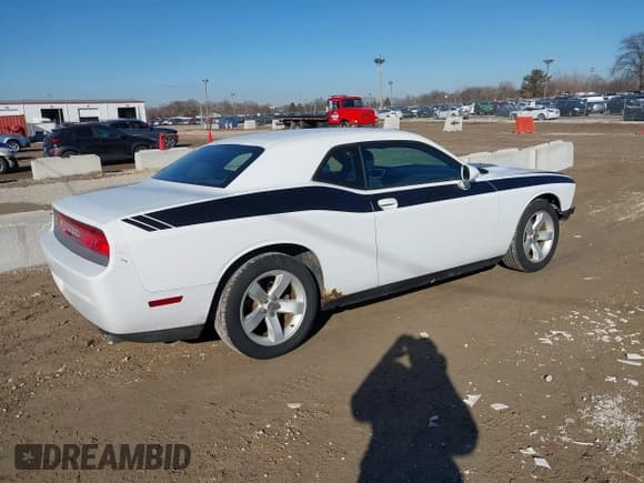 ✅ 2013 Dodge Challenger SXT • VIN: 2C3CDYAGXDH674738 • Lot: 41632880. Wystawiony na IAAI z przebiegiem 131 339 mil. Bezpłatny archiwum sprzedaży aukcyjnych z USA i szczegółowy raport historii pojazdu na DreamBid. Zdjęcie 4.