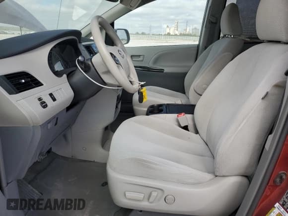 ✅ 2014 Toyota Sienna LE AAS • VIN: 5TDKK3DCXES468654 • Lot: 86662125. Wystawiony na Copart z przebiegiem 133 759 mil. Bezpłatny archiwum sprzedaży aukcyjnych z USA i szczegółowy raport historii pojazdu na DreamBid. Zdjęcie 7.