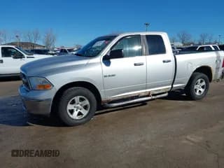 ✅ 2009 Dodge 1500 SLT • VIN: 1D3HV18P69S803674 • Lot: 41669981. Wystawiony na IAAI z przebiegiem 229 764 mil. Bezpłatny archiwum sprzedaży aukcyjnych z USA i szczegółowy raport historii pojazdu na DreamBid. Zdjęcie 2.