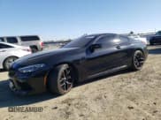 ✅ 2020 BMW M8 • VIN: WBSAE0C02LCD60550 • Лот: 89005755. Опубликован ранее на Copart с пробегом 27 800 миль. Бесплатный доступ к архиву аукционных продаж из США и подробный отчёт об истории автомобиля на DreamBid. Изображение 1.