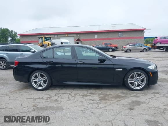 ✅ 2013 BMW 5 Series 550i xDrive • VIN: WBAFU9C50DDY71650 • Lot: 42464505. Wystawiony na IAAI z przebiegiem 107 183 mil. Bezpłatny archiwum sprzedaży aukcyjnych z USA i szczegółowy raport historii pojazdu na DreamBid. Zdjęcie 13.