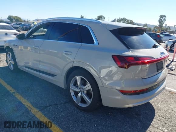 ✅ 2019 Audi e-tron Premium Plus • VIN: WA1LAAGE2KB011830 • Лот: 43731686. Опубликован ранее на IAAI с пробегом 80 487 миль. Бесплатный доступ к архиву аукционных продаж из США и подробный отчёт об истории автомобиля на DreamBid. Изображение 3.