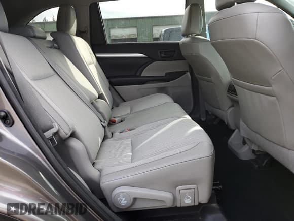 ✅ 2018 Toyota Highlander LE Plus • VIN: 5TDBZRFHXJS814638 • Lot: 82206995. Listed on Copart with 71,309 mi. Free auction sales archive from the USA and detailed vehicle history report at DreamBid. Image 11.