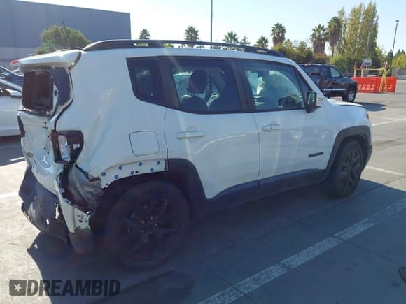 ✅ 2018 Jeep Renegade Altitude • VIN: ZACCJABB7JPG66606 • Lot: 40484326. Wystawiony na IAAI z przebiegiem 32 009 mil. Bezpłatny archiwum sprzedaży aukcyjnych z USA i szczegółowy raport historii pojazdu na DreamBid. Zdjęcie 4.