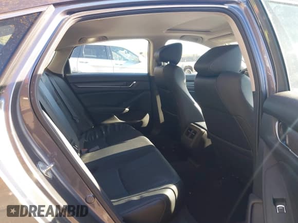 ✅ 2018 Honda Accord EX-L • VIN: 1HGCV1F5XJA070576 • Lot: 43502276. Wystawiony na IAAI z przebiegiem 71 198 mil. Bezpłatny archiwum sprzedaży aukcyjnych z USA i szczegółowy raport historii pojazdu na DreamBid. Zdjęcie 8.