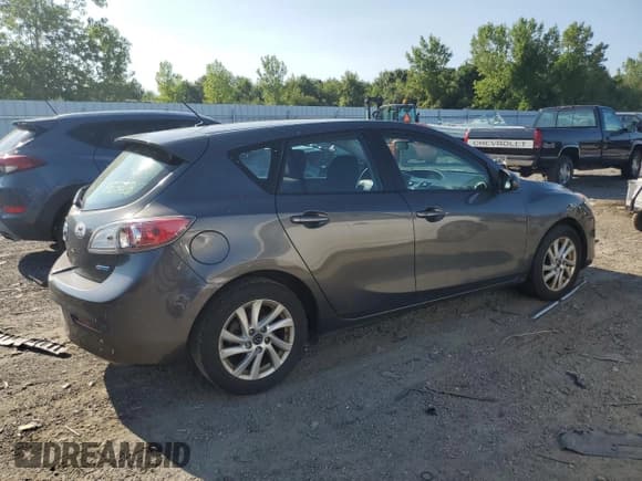 ✅ 2013 Mazda 3 i Touring • VIN: JM1BL1LP2D1775124 • Лот: 66806315. Опубликован ранее на Copart с пробегом 261 009 миль. Бесплатный доступ к архиву аукционных продаж из США и подробный отчёт об истории автомобиля на DreamBid. Изображение 3.