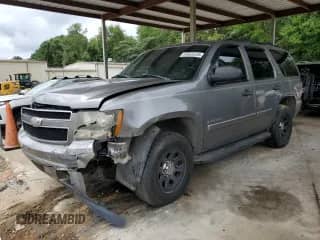 2007 Chevrolet Tahoe LS z VIN 1GNFC13JX7J123991, wystawiony jako Copart lot #67625225 z przebiegiem Nie podano mil oraz Szkoda całkowita • Salvage title. Historia ofert i sprzedaży dostępna na DreamBid. Obrazek 1.