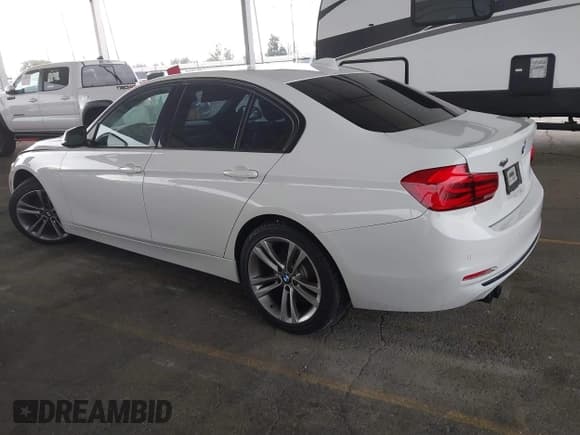 ✅ 2016 BMW 3 Series 328i • VIN: WBA8E9G51GNT46305 • Lot: 43367894. Wystawiony na IAAI z przebiegiem 103 377 mil. Bezpłatny archiwum sprzedaży aukcyjnych z USA i szczegółowy raport historii pojazdu na DreamBid. Zdjęcie 3.