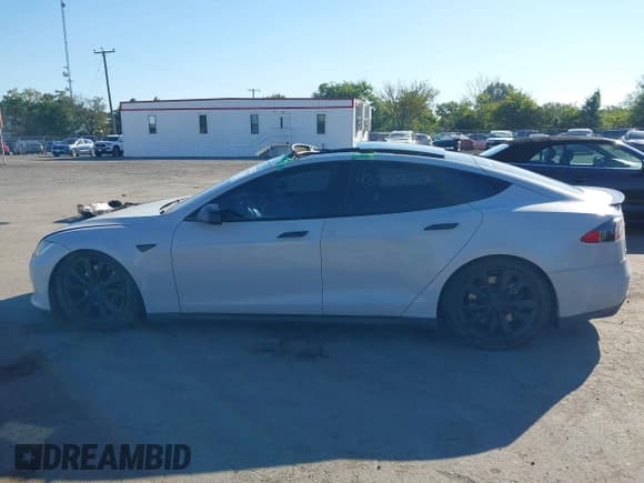 ✅ 2015 Tesla Model S 85D • VIN: 5YJSA1H21FFP76844 • Lot: 43061760. Wystawiony na IAAI z przebiegiem 141 109 mil. Bezpłatny archiwum sprzedaży aukcyjnych z USA i szczegółowy raport historii pojazdu na DreamBid. Zdjęcie 14.