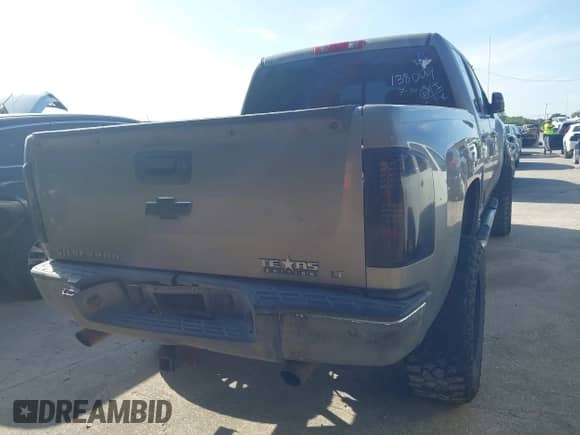 2008 Chevrolet Silverado 1500 1LT z VIN 2GCEC13J581138009, wystawiony jako IAAI lot #42768325 z przebiegiem 212 738 mil mil oraz . Historia ofert i sprzedaży dostępna na DreamBid. Obrazek 4.