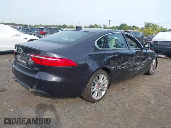 ✅ 2017 Jaguar XF 35t Prestige • VIN: SAJBK4BV9HCY34783 • Lot: 43323858. Wystawiony na IAAI z przebiegiem 65 961 mil. Bezpłatny archiwum sprzedaży aukcyjnych z USA i szczegółowy raport historii pojazdu na DreamBid. Zdjęcie 4.