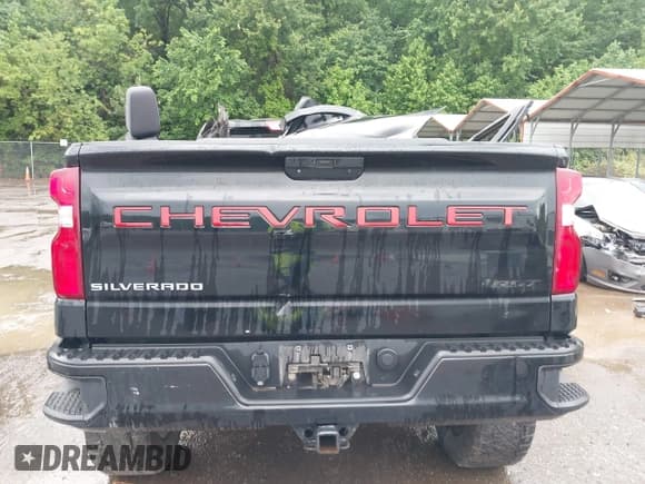 ✅ 2020 Chevrolet Silverado 1500 RST • VIN: 3GCUYEEDXLG409643 • Lot: 42335235. Wystawiony na IAAI z przebiegiem Nie podano. Bezpłatny archiwum sprzedaży aukcyjnych z USA i szczegółowy raport historii pojazdu na DreamBid. Zdjęcie 15.