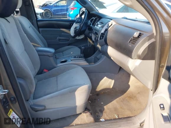 ✅ 2011 Toyota Tacoma • VIN: 5TFTX4CN0BX001523 • Lot: 41293674. Wystawiony na IAAI z przebiegiem 211 979 mil. Bezpłatny archiwum sprzedaży aukcyjnych z USA i szczegółowy raport historii pojazdu na DreamBid. Zdjęcie 5.