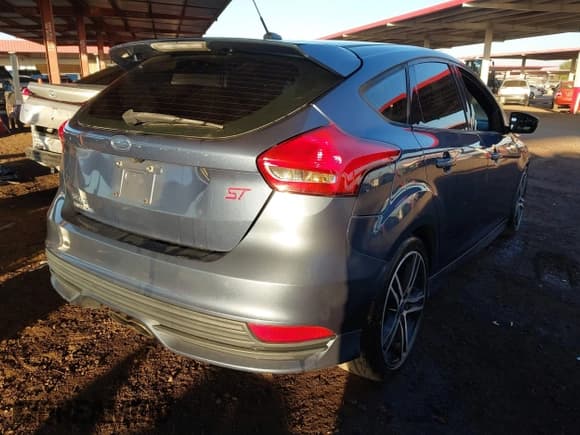 ✅ 2018 Ford Focus ST • VIN: 1FADP3L99JL331643 • Lot: 43697016. Wystawiony na IAAI z przebiegiem 68 909 mil. Bezpłatny archiwum sprzedaży aukcyjnych z USA i szczegółowy raport historii pojazdu na DreamBid. Zdjęcie 4.