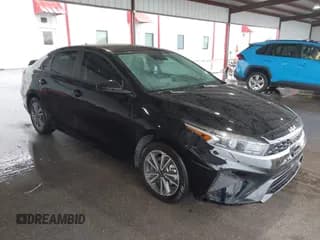 ✅ 2024 Kia Forte LXS • VIN: 3KPF24AD5RE819586 • Lot: 43304947. Wystawiony na IAAI z przebiegiem 14 300 mil. Bezpłatny archiwum sprzedaży aukcyjnych z USA i szczegółowy raport historii pojazdu na DreamBid. Zdjęcie 1.