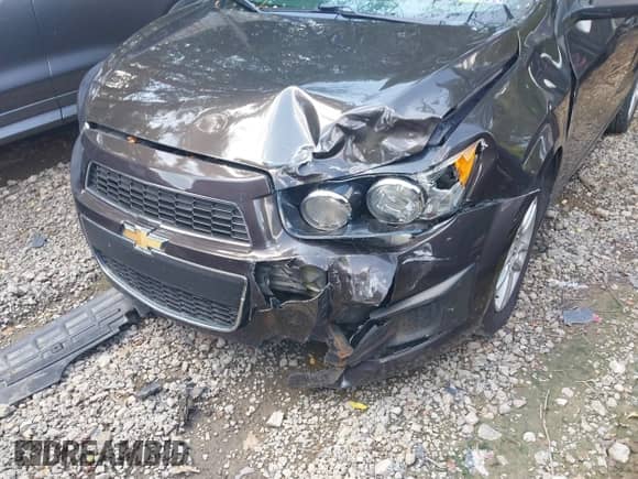 2015 Chevrolet Sonic LT z VIN 1G1JC6SB9F4220101, wystawiony jako IAAI lot #42811257 z przebiegiem 160 507 mil mil oraz . Historia ofert i sprzedaży dostępna na DreamBid. Obrazek 6.