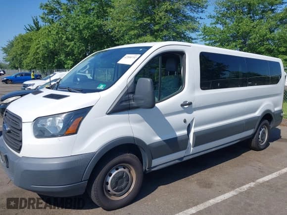 ✅ 2016 Ford Transit XL • VIN: 1FBZX2ZM2GKA01299 • Lot: 42590732. Wystawiony na IAAI z przebiegiem 219 058 mil. Bezpłatny archiwum sprzedaży aukcyjnych z USA i szczegółowy raport historii pojazdu na DreamBid. Zdjęcie 17.