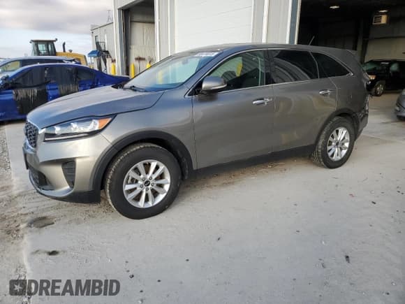 ✅ 2019 Kia Sorento LX • VIN: 5XYPG4A35KG471200 • Лот: 90474615. Опубликован ранее на Copart с пробегом 122 849 миль. Бесплатный доступ к архиву аукционных продаж из США и подробный отчёт об истории автомобиля на DreamBid. Изображение 1.
