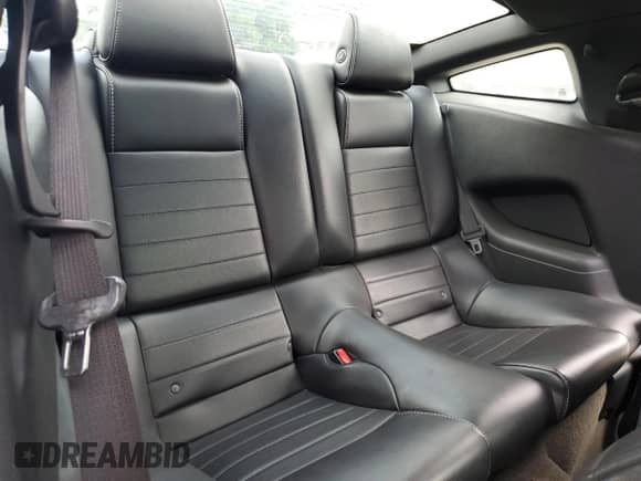 2014 Ford Mustang V6 z VIN 1ZVBP8AM9E5253703, wystawiony jako Copart lot #86166665 z przebiegiem 139 131 mil mil oraz Szkoda całkowita • Salvage title. Historia ofert i sprzedaży dostępna na DreamBid. Obrazek 10.