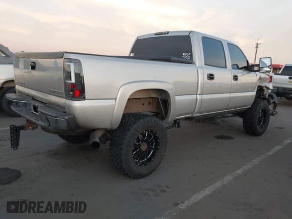 ✅ 2005 Chevrolet Silverado 2500HD Work Truck • VIN: 1GCHK23235F814332 • Lot: 43574421. Wystawiony na IAAI z przebiegiem 196 560 mil. Bezpłatny archiwum sprzedaży aukcyjnych z USA i szczegółowy raport historii pojazdu na DreamBid. Zdjęcie 4.