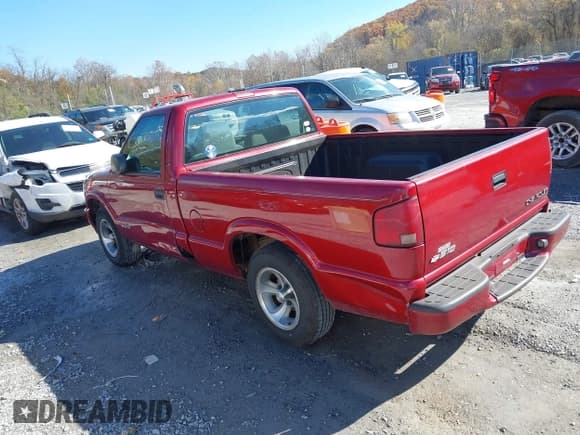 ✅ 2001 Chevrolet S-10 • VIN: 1GCCS145018257861 • Лот: 43582992. Опубликован ранее на IAAI с пробегом 294 941 миль. Бесплатный доступ к архиву аукционных продаж из США и подробный отчёт об истории автомобиля на DreamBid. Изображение 3.