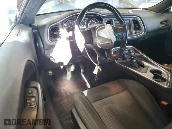 2018 Dodge Challenger SXT z VIN 2C3CDZAG0JH236229, wystawiony jako Copart lot #84886725 z przebiegiem 73 576 mil mil oraz Szkoda całkowita • Salvage title. Historia ofert i sprzedaży dostępna na DreamBid. Obrazek 8.