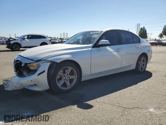 ✅ 2015 BMW 3 Series 328i • VIN: WBA3C1C50FK122370 • Лот: 90483215. Опубликован ранее на Copart с пробегом 83 406 миль. Бесплатный доступ к архиву аукционных продаж из США и подробный отчёт об истории автомобиля на DreamBid. Изображение 1.