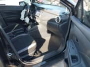 ✅ 2025 Nissan Versa S • VIN: 3N1CN8DV7SL819440 • Lot: 43585136. Wystawiony na IAAI z przebiegiem 20 886 mil. Bezpłatny archiwum sprzedaży aukcyjnych z USA i szczegółowy raport historii pojazdu na DreamBid. Zdjęcie 5.