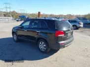 ✅ 2011 Kia Sorento LX • VIN: 5XYKTCA17BG170488 • Lot: 43606456. Wystawiony na IAAI z przebiegiem 230 344 mil. Bezpłatny archiwum sprzedaży aukcyjnych z USA i szczegółowy raport historii pojazdu na DreamBid. Zdjęcie 3.