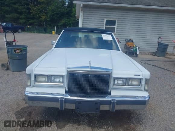 ✅ 1988 Lincoln Town Car • VIN: 1LNBM82F6JY657266 • Lot: 42772571. Wystawiony na IAAI z przebiegiem 74 683 mil. Bezpłatny archiwum sprzedaży aukcyjnych z USA i szczegółowy raport historii pojazdu na DreamBid. Zdjęcie 13.