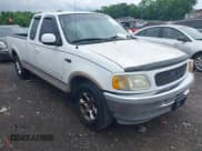 ✅ 1997 Ford F-150 XL • VIN: 1FTEX17L1VNB15658 • Lot: 42353422. Wystawiony na IAAI z przebiegiem 217 975 mil. Bezpłatny archiwum sprzedaży aukcyjnych z USA i szczegółowy raport historii pojazdu na DreamBid. Zdjęcie 1.