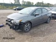 ✅ 2025 Nissan Versa SV • VIN: 3N1CN8EV9SL854009 • Lot: 43283190. Wystawiony na IAAI z przebiegiem 1 513 mil. Bezpłatny archiwum sprzedaży aukcyjnych z USA i szczegółowy raport historii pojazdu na DreamBid. Zdjęcie 2.