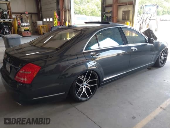 ✅ 2011 Mercedes-Benz S 550 • VIN: WDDNG7BB1BA412083 • Lot: 42833765. Wystawiony na IAAI z przebiegiem Nie podano. Bezpłatny archiwum sprzedaży aukcyjnych z USA i szczegółowy raport historii pojazdu na DreamBid. Zdjęcie 4.