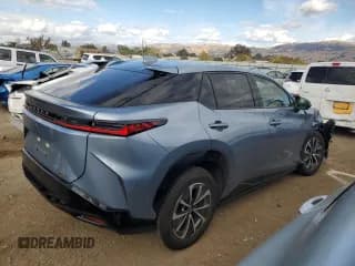 ✅ 2023 Lexus RZ 450e Premium • VIN: JTJAAAAB1PA005958 • Lot: 80736244. Wystawiony na Copart z przebiegiem 21 413 mil. Bezpłatny archiwum sprzedaży aukcyjnych z USA i szczegółowy raport historii pojazdu na DreamBid. Zdjęcie 3.