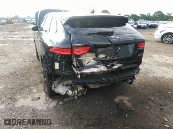 ✅ 2017 Jaguar F-Pace 35t Premium • VIN: SADCJ2BV2HA488568 • Lot: 37069789. Wystawiony na IAAI z przebiegiem 80 529 mil. Bezpłatny archiwum sprzedaży aukcyjnych z USA i szczegółowy raport historii pojazdu na DreamBid. Zdjęcie 6.