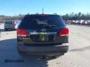 ✅ 2011 Kia Sorento LX • VIN: 5XYKTDA18BG030004 • Lot: 43745271. Wystawiony na IAAI z przebiegiem 180 965 mil. Bezpłatny archiwum sprzedaży aukcyjnych z USA i szczegółowy raport historii pojazdu na DreamBid. Zdjęcie 15.