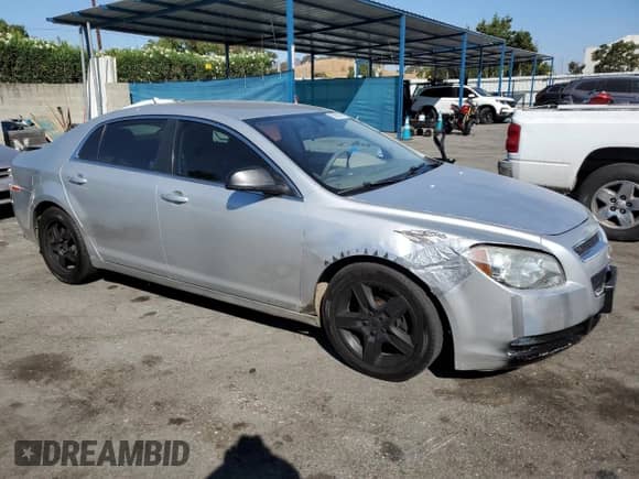 2011 Chevrolet Malibu 1LS z VIN 1G1ZB5E15BF323713, wystawiony jako Copart lot #69056474 z przebiegiem 144 483 mil mil oraz Szkoda całkowita • Salvage title. Historia ofert i sprzedaży dostępna na DreamBid. Obrazek 4.