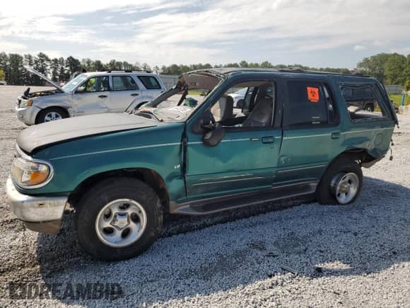 1998 Ford Explorer XLT z VIN 1FMZU32P8WZA15594, wystawiony jako Copart lot #69445705 z przebiegiem Nie podano mil oraz Szkoda całkowita • Salvage title. Historia ofert i sprzedaży dostępna na DreamBid. Obrazek 1.