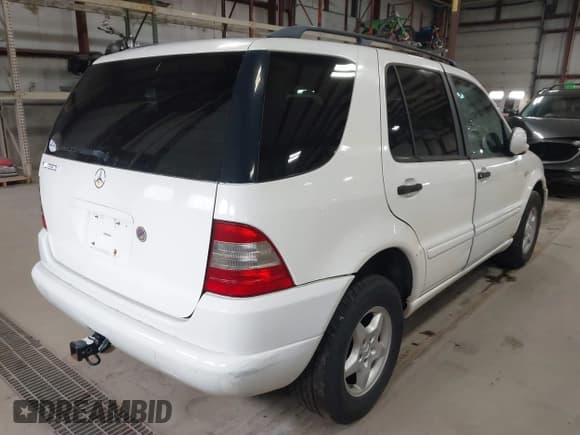 ✅ 2000 Mercedes-Benz M 320/430/500 • VIN: 4JGAB54E2YA166846 • Lot: 41744657. Listed on IAAI with 226,711 mi. Free auction sales archive from the USA and detailed vehicle history report at DreamBid. Image 4.