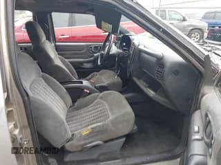 ✅ 2002 Chevrolet Blazer LS • VIN: 1GNCS13W32K135002 • Lot: 42641896. Wystawiony na IAAI z przebiegiem 175 086 mil. Bezpłatny archiwum sprzedaży aukcyjnych z USA i szczegółowy raport historii pojazdu na DreamBid. Zdjęcie 5.