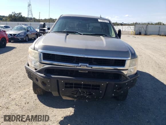 ✅ 2007 Chevrolet Silverado 2500HD 2LT • VIN: 1GCHK29607E590679 • Lot: 71999214. Wystawiony na Copart z przebiegiem 123 046 mil. Bezpłatny archiwum sprzedaży aukcyjnych z USA i szczegółowy raport historii pojazdu na DreamBid. Zdjęcie 5.