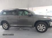 ✅ 2012 Toyota Highlander • VIN: 5TDZK3EH3CS088254 • Lot: 42295847. Wystawiony na IAAI z przebiegiem 193 404 mil. Bezpłatny archiwum sprzedaży aukcyjnych z USA i szczegółowy raport historii pojazdu na DreamBid. Zdjęcie 13.
