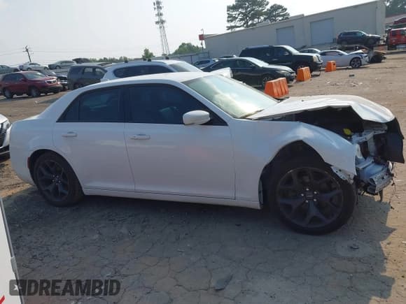 ✅ 2021 Chrysler 300 S • VIN: 2C3CCABG2MH523868 • Lot: 42399021. Listed on IAAI with 105,325 mi. Free auction sales archive from the USA and detailed vehicle history report at DreamBid. Image 13.