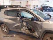 ✅ 2022 Jeep Compass Latitude • VIN: 3C4NJCBB3NT145854 • Lot: 43549910. Wystawiony na IAAI z przebiegiem 55 208 mil. Bezpłatny archiwum sprzedaży aukcyjnych z USA i szczegółowy raport historii pojazdu na DreamBid. Zdjęcie 6.