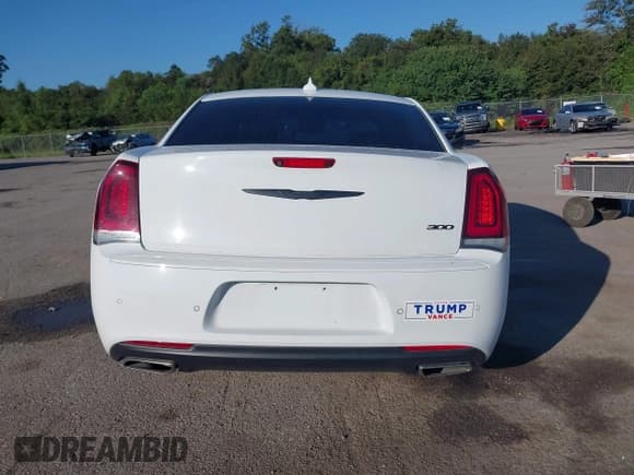 ✅ 2022 Chrysler 300 Touring L • VIN: 2C3CCADG6NH127361 • Лот: 43281503. Опубликован ранее на IAAI с пробегом 26 497 миль. Бесплатный доступ к архиву аукционных продаж из США и подробный отчёт об истории автомобиля на DreamBid. Изображение 16.