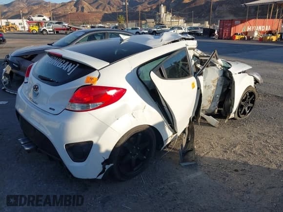 ✅ 2014 Hyundai Veloster Turbo • VIN: KMHTC6AE0EU200518 • Lot: 41198089. Wystawiony na IAAI z przebiegiem Nie podano. Bezpłatny archiwum sprzedaży aukcyjnych z USA i szczegółowy raport historii pojazdu na DreamBid. Zdjęcie 4.